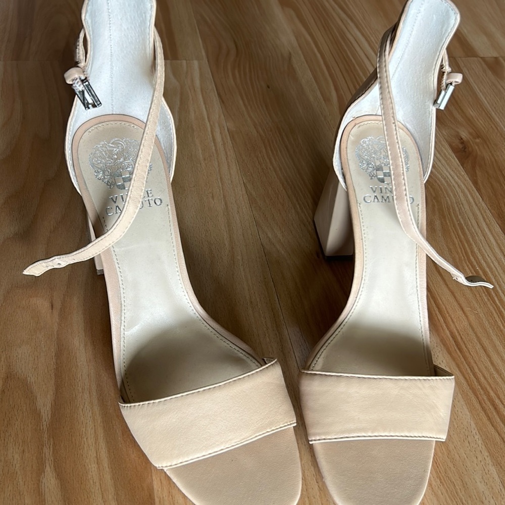 VINCE CAMUTO TAN